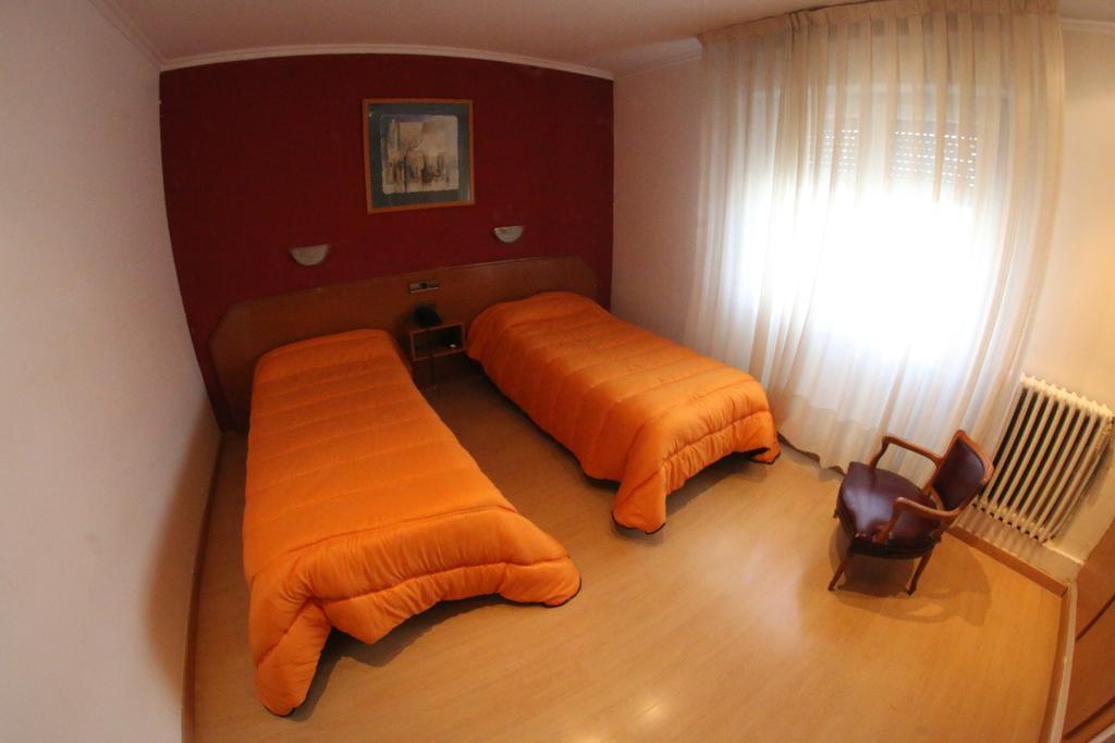 Hostal Cataluna Сарагоса Екстериор снимка
