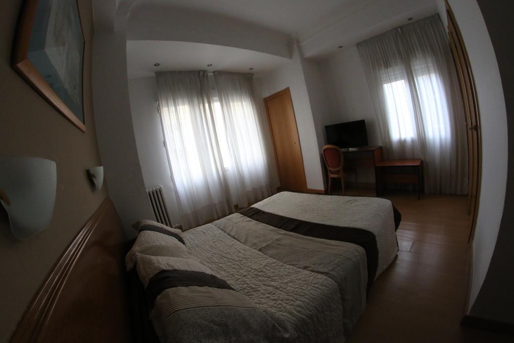 Hostal Cataluna Сарагоса Екстериор снимка